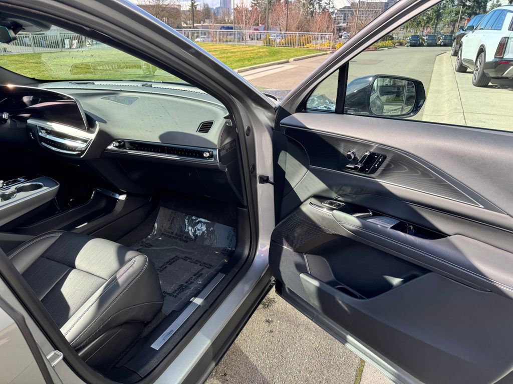 Used 2025 Cadillac Lyriq Sport image 39