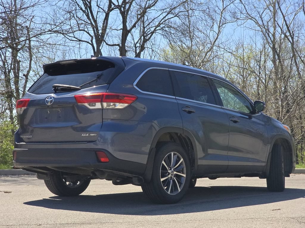 Used 2019 Toyota Highlander XLE AWD/4WD image 16