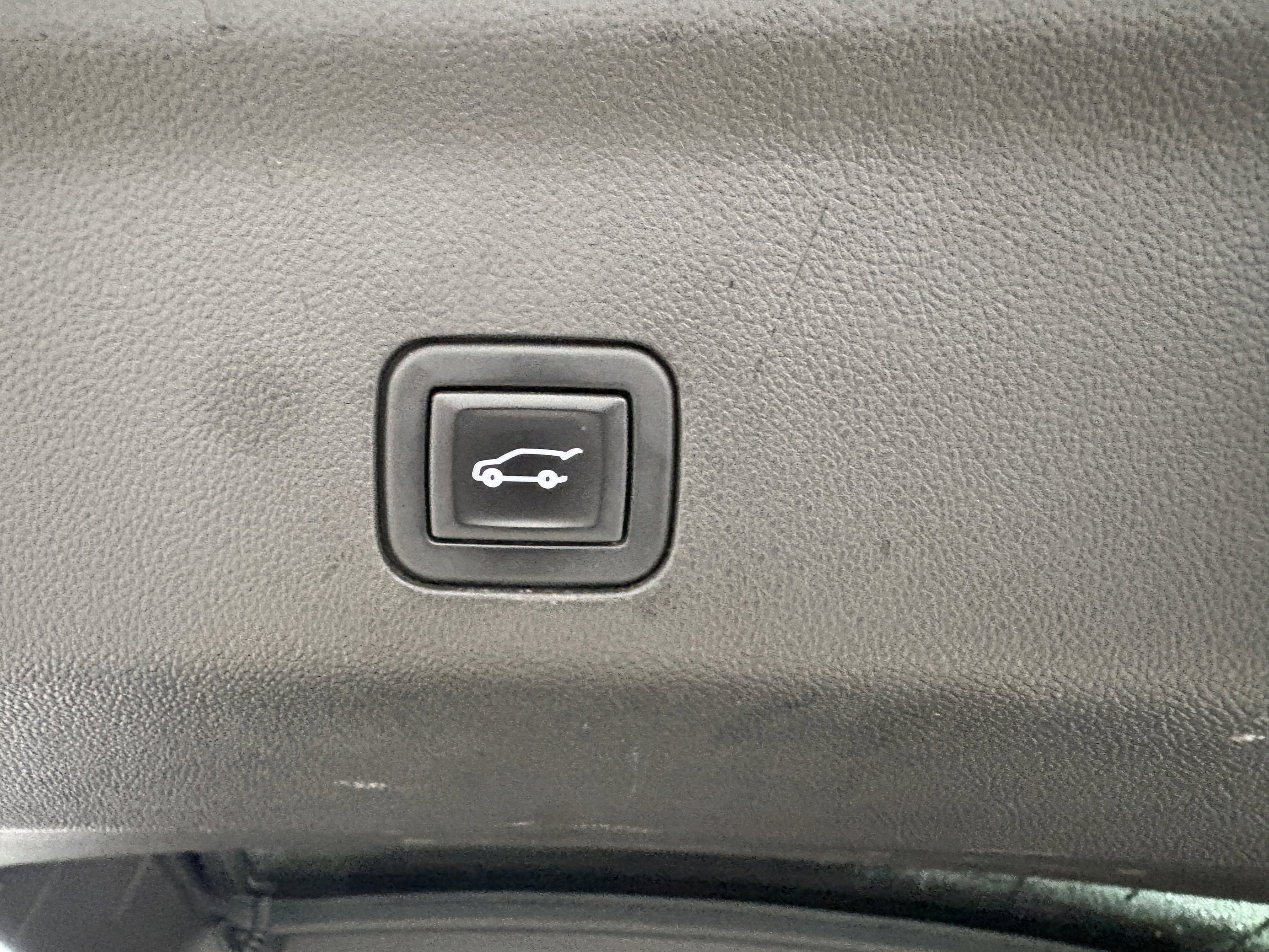 Used 2021 GMC Yukon XL Denali w/ Denali Premium Package image 9