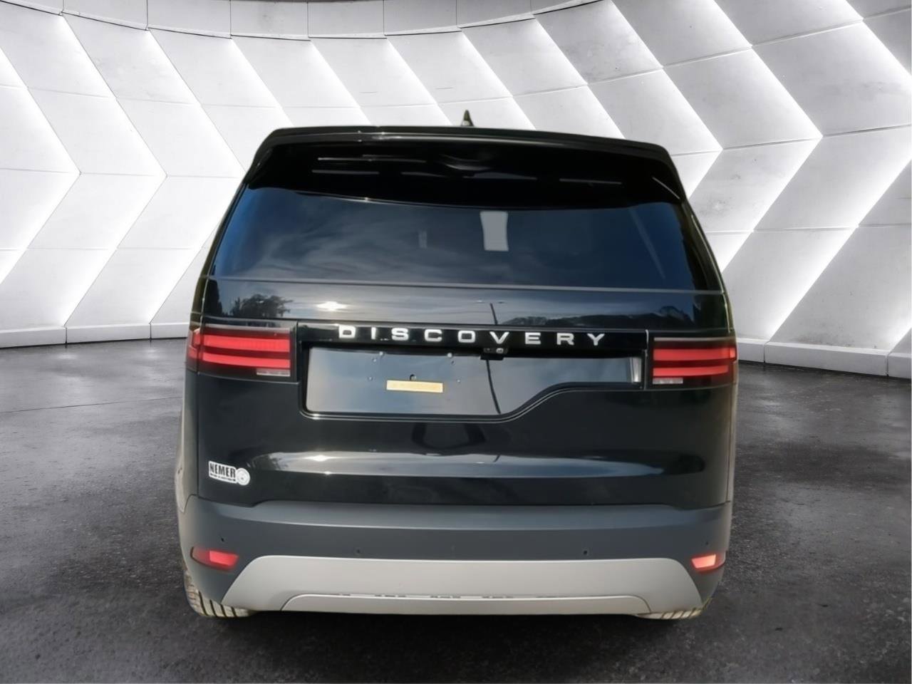 Used 2024 Land Rover Discovery S AWD/4WD image 6