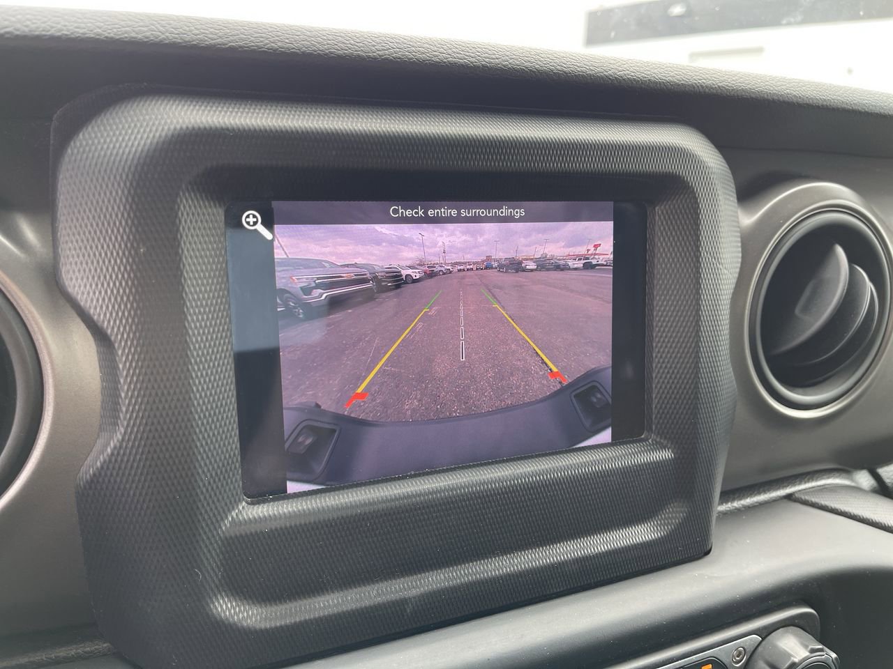Used 2022 Jeep Gladiator Willys AWD/4WD image 15
