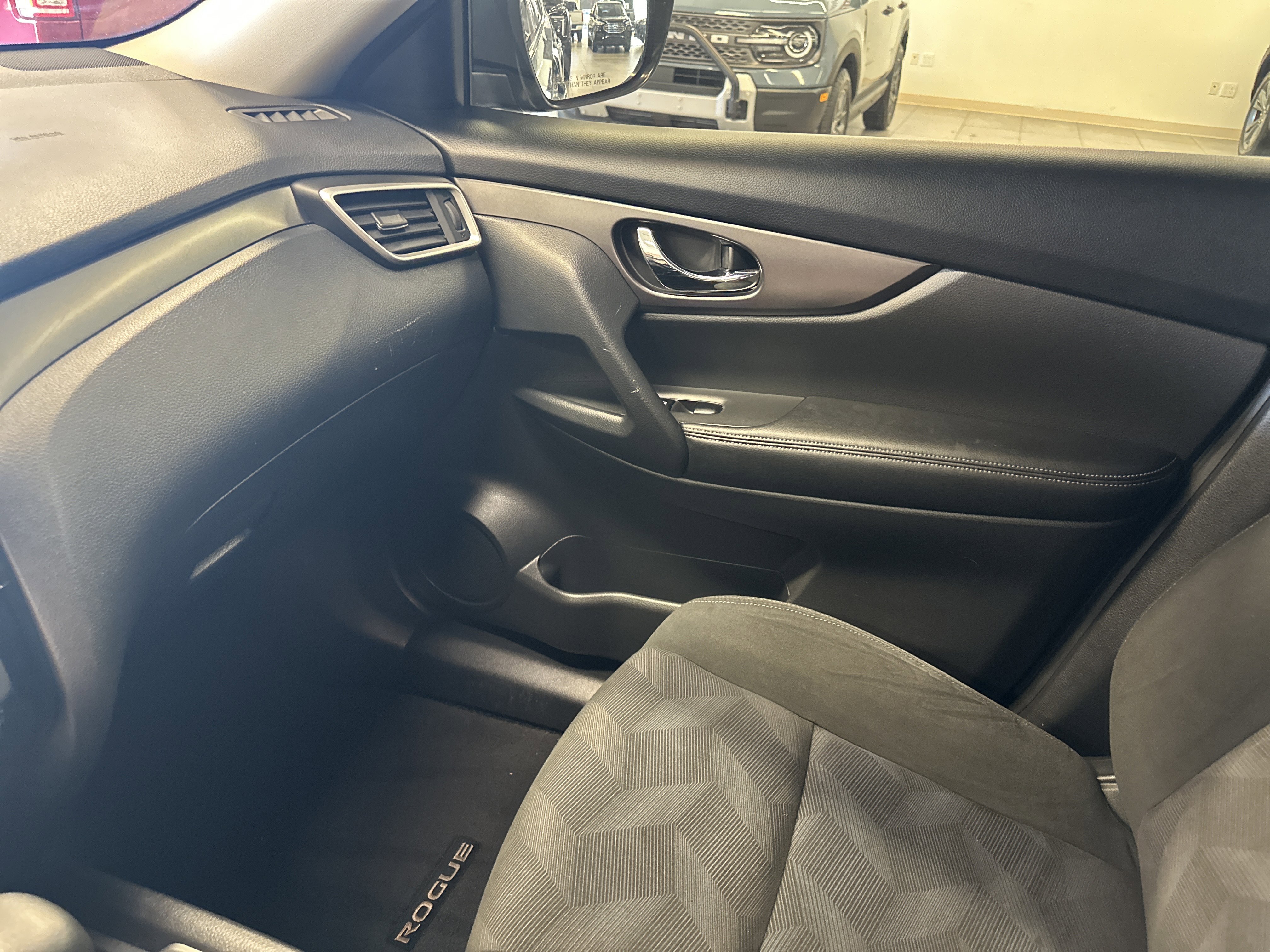 Used 2016 Nissan Rogue SV image 24