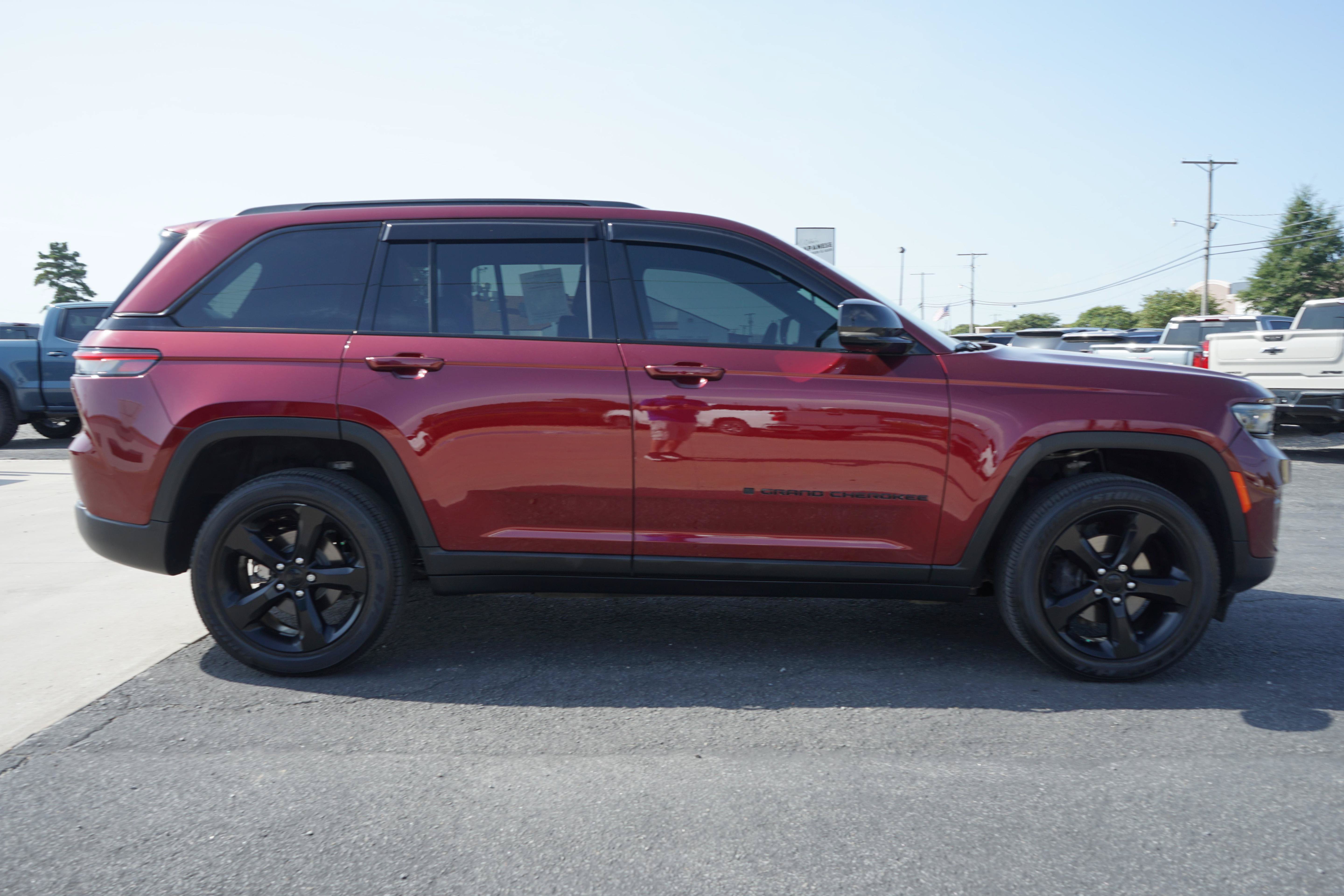 Used 2024 Jeep Grand Cherokee Altitude AWD/4WD image 6
