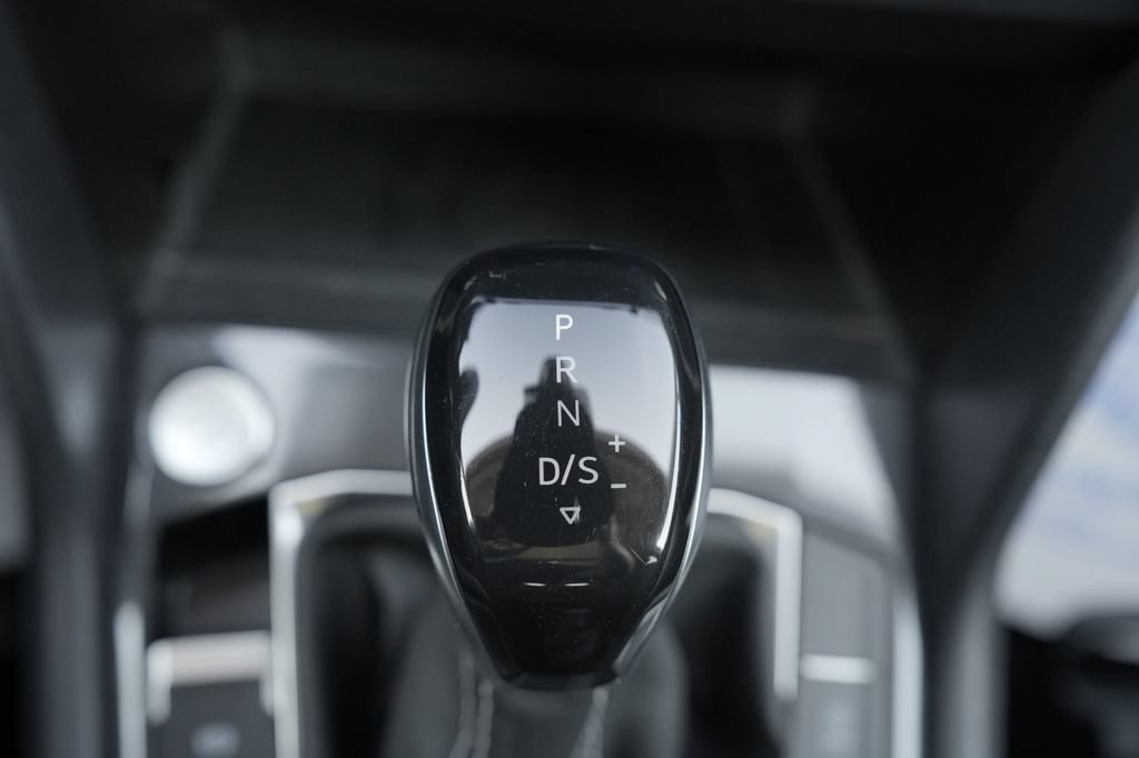 Used 2023 Volkswagen Tiguan SE w/ Panoramic Sunroof Package FWD image 32