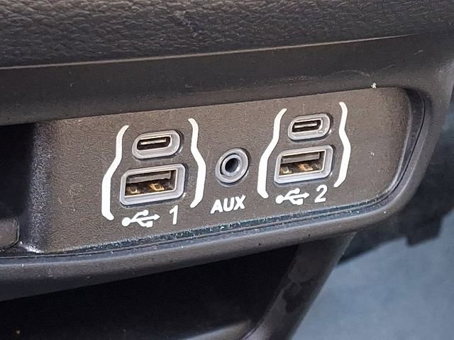 Used 2025 Chrysler Pacifica Select image 27