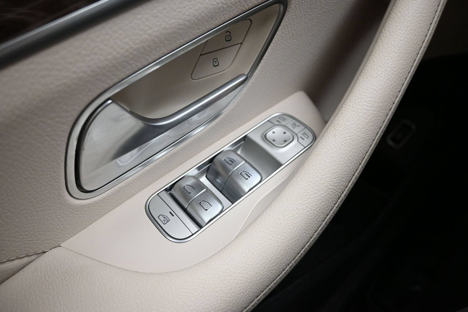 Used 2022 Mercedes-Benz GLS 450 4MATIC image 25