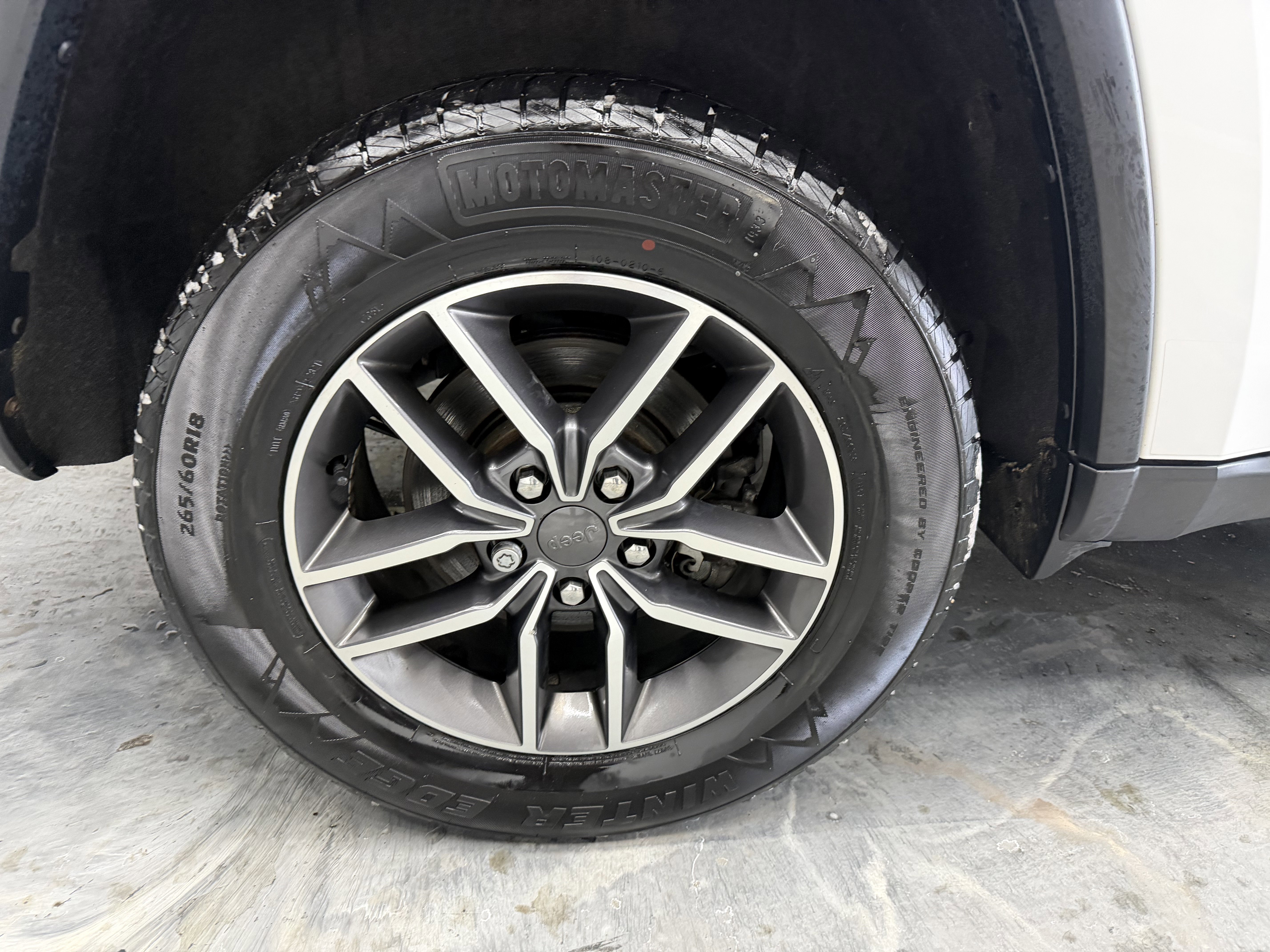 Used 2021 Jeep Grand Cherokee Laredo image 28