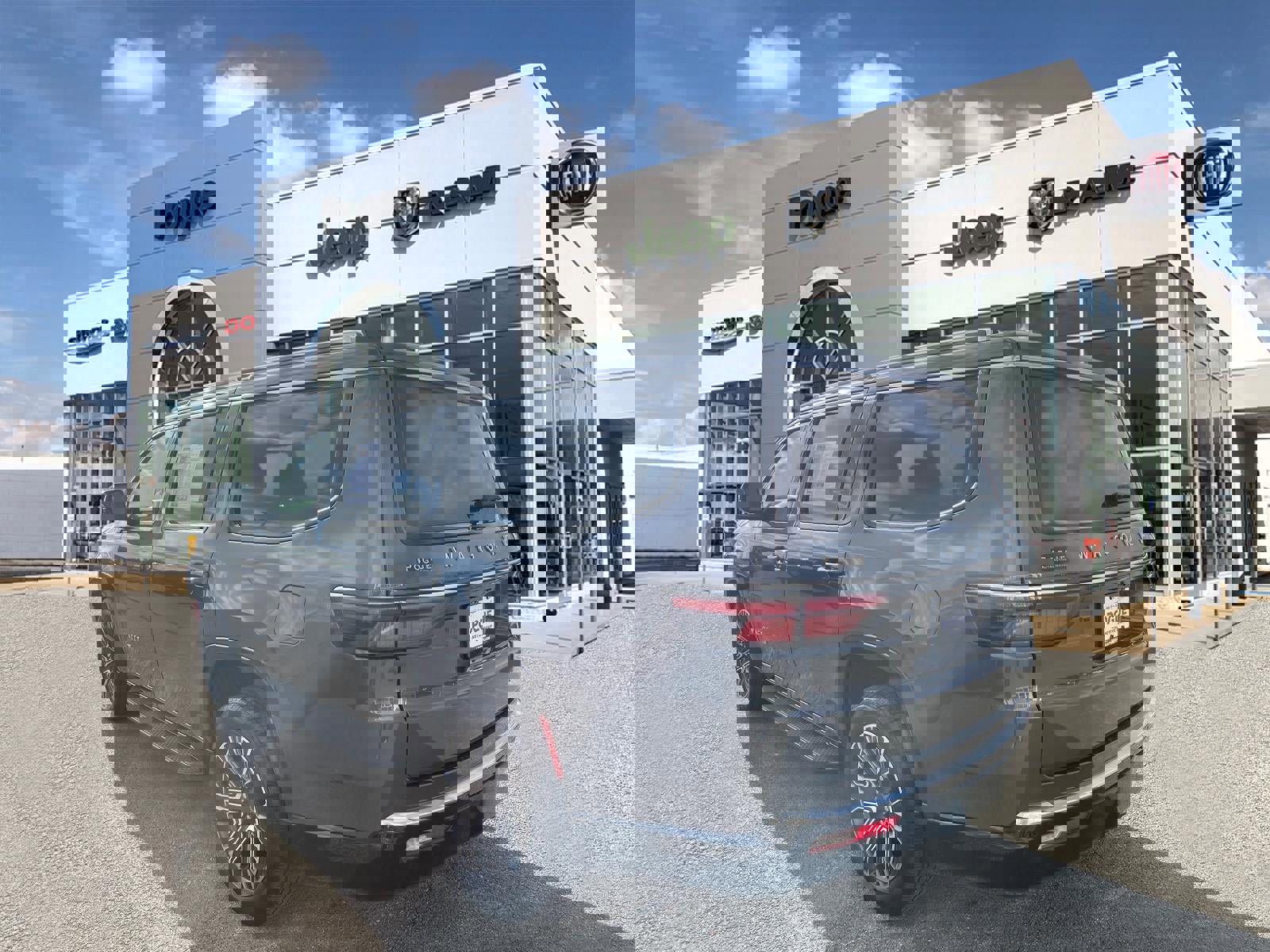 Used 2024 Jeep Wagoneer Series II image 3