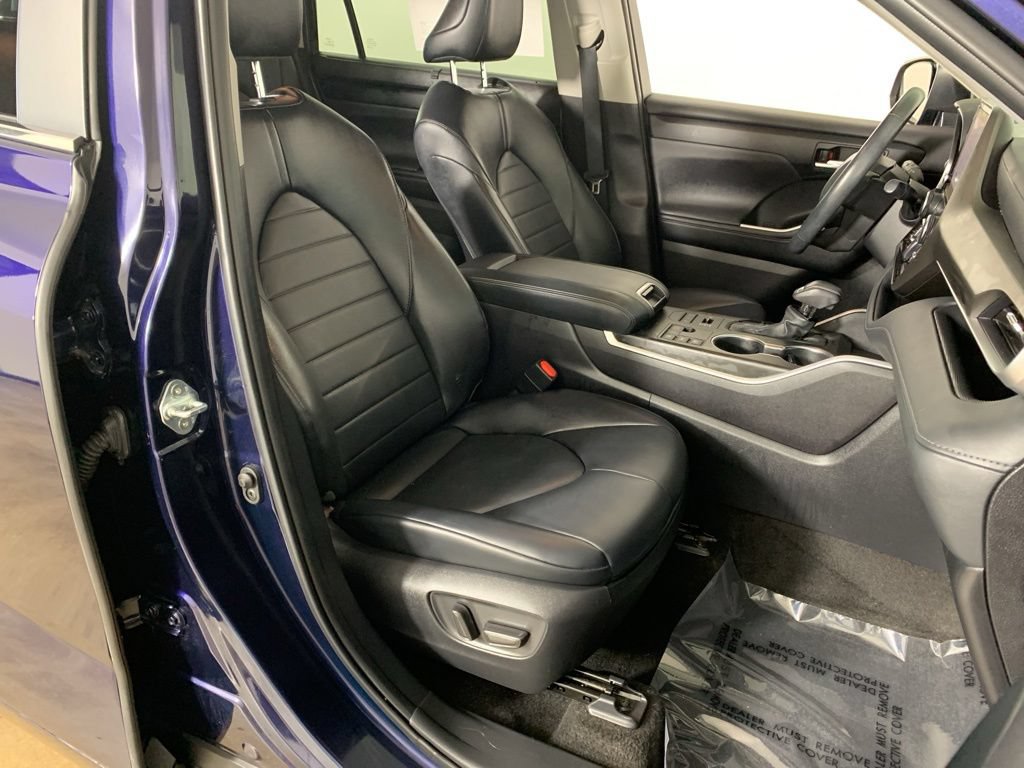 Used 2023 Toyota Highlander XLE AWD/4WD image 40