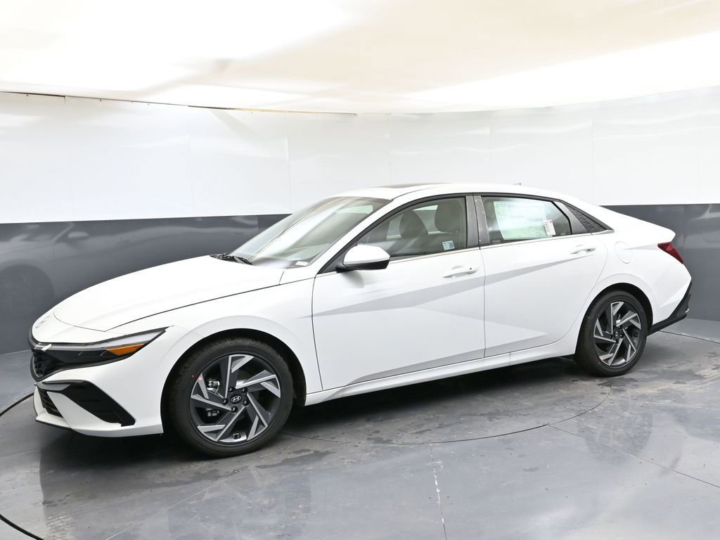 Certified 2025 Hyundai Elantra SEL image 2
