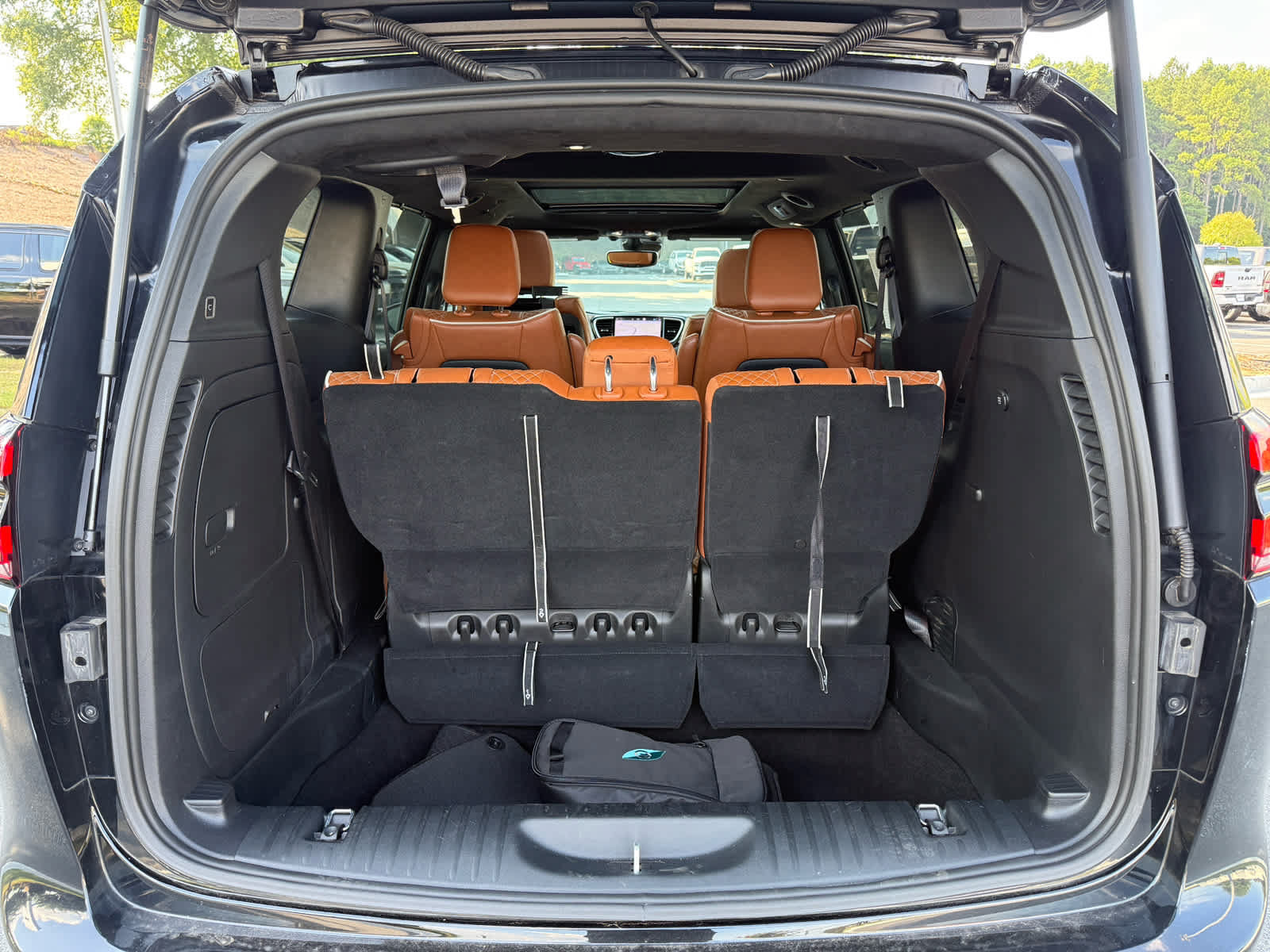 Used 2025 Chrysler Pacifica Pinnacle FWD image 28