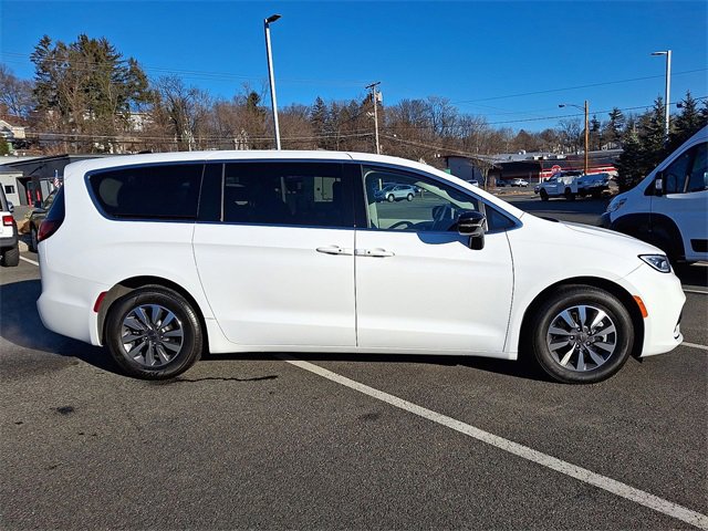 Used 2024 Chrysler Pacifica Select image 26