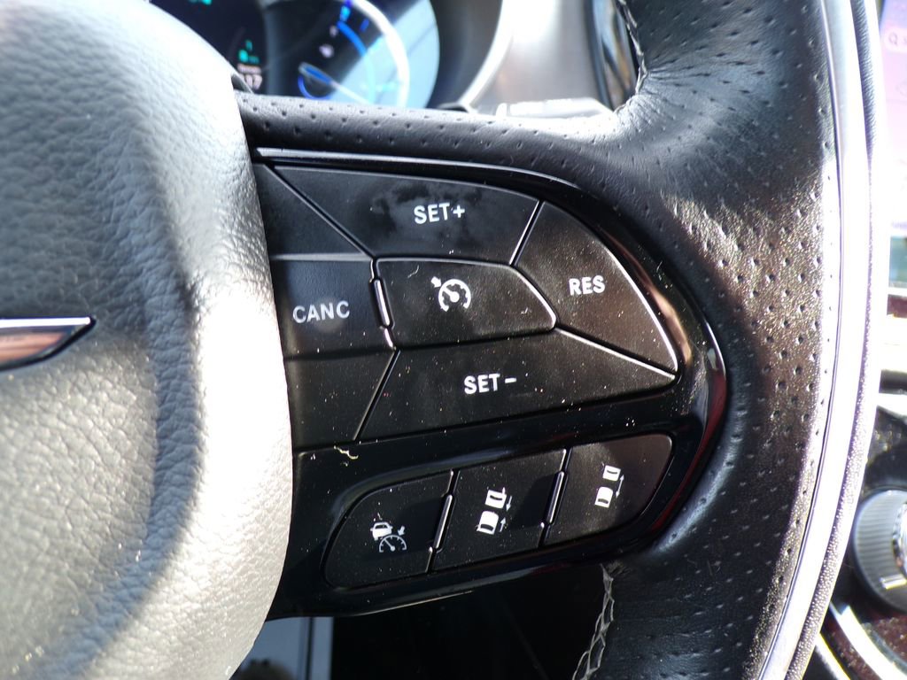 Used 2021 Chrysler Pacifica Limited w/ Uconnect Theater Family Group FWD image 25