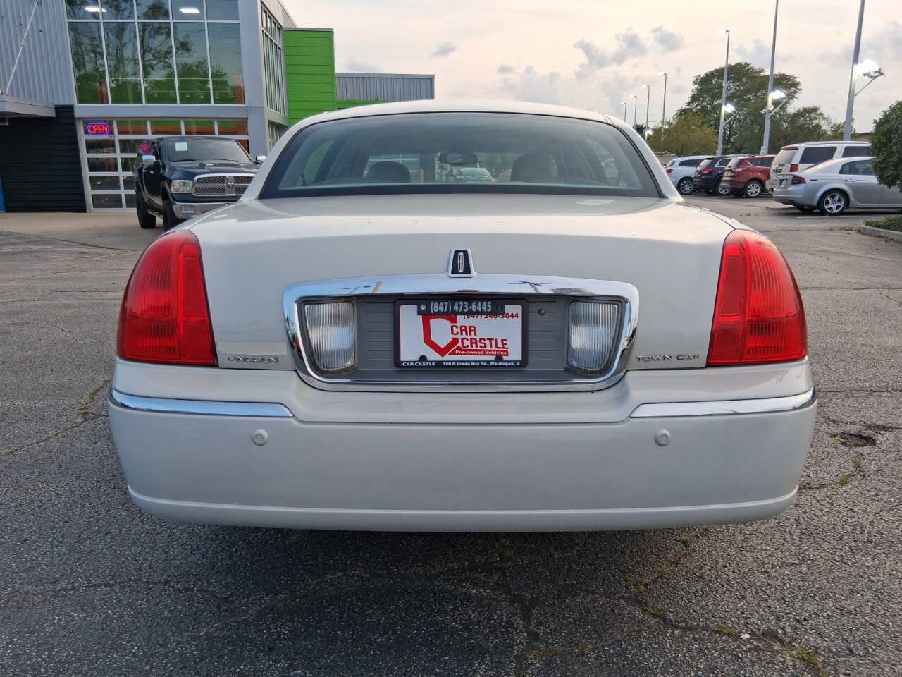 Used 2005 Lincoln Town Car Signature Limited RWD image 8