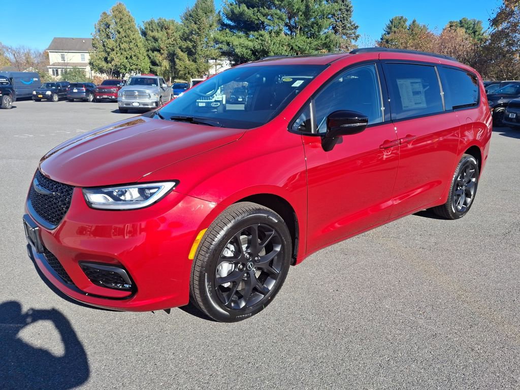 New 2026 Chrysler Pacifica Limited w/ S Appearance Package image 3