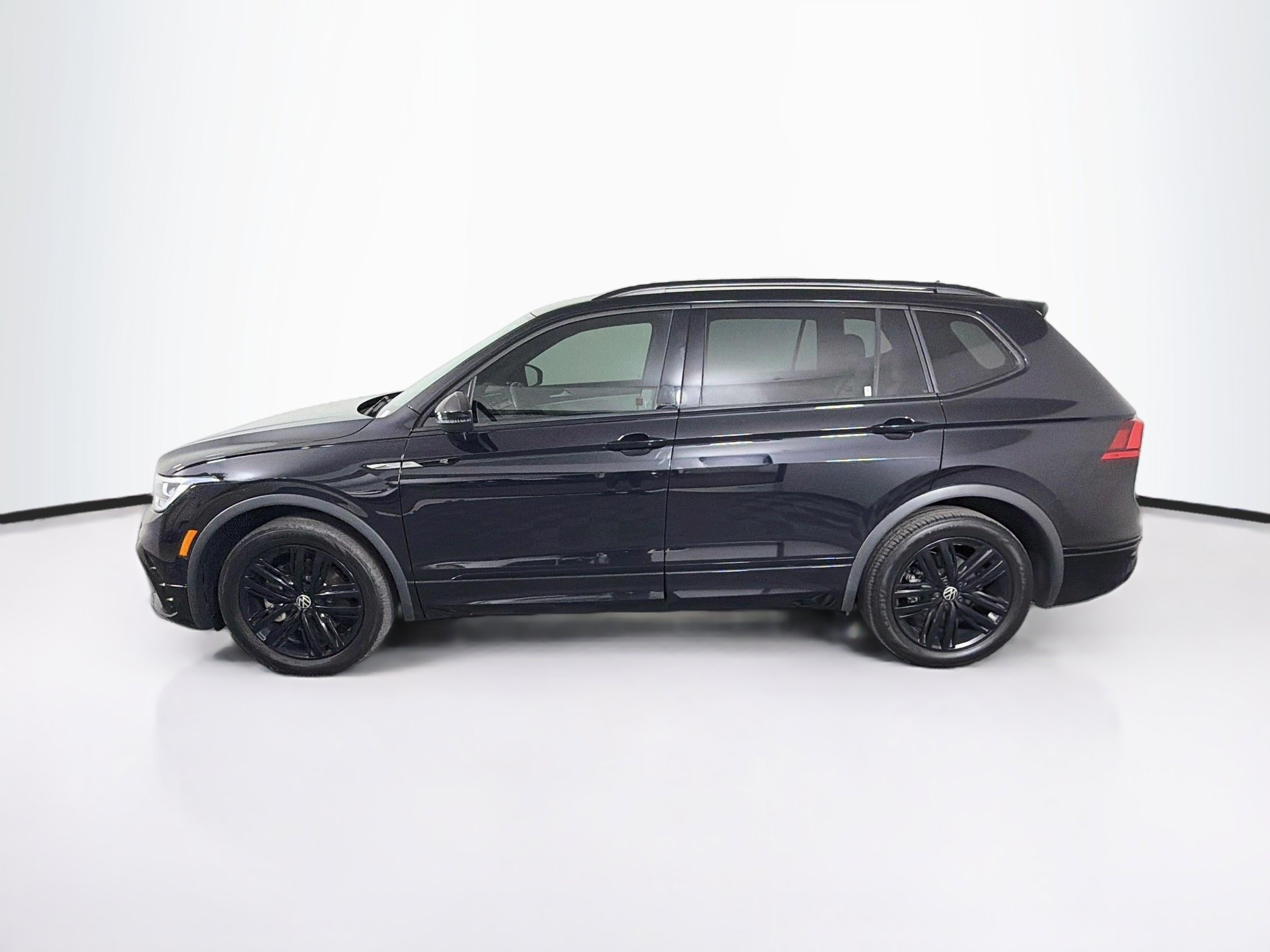 Used 2022 Volkswagen Tiguan SE R-Line FWD image 4