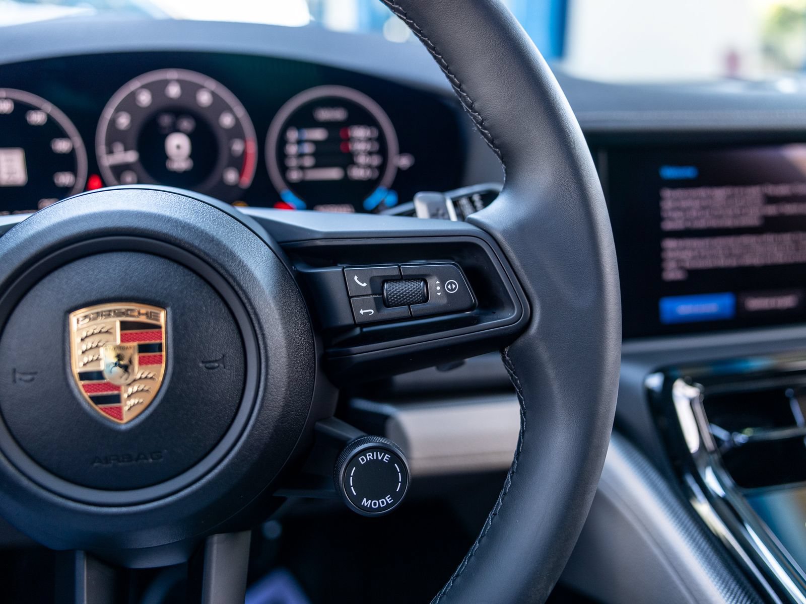 Certified 2025 Porsche Panamera image 30