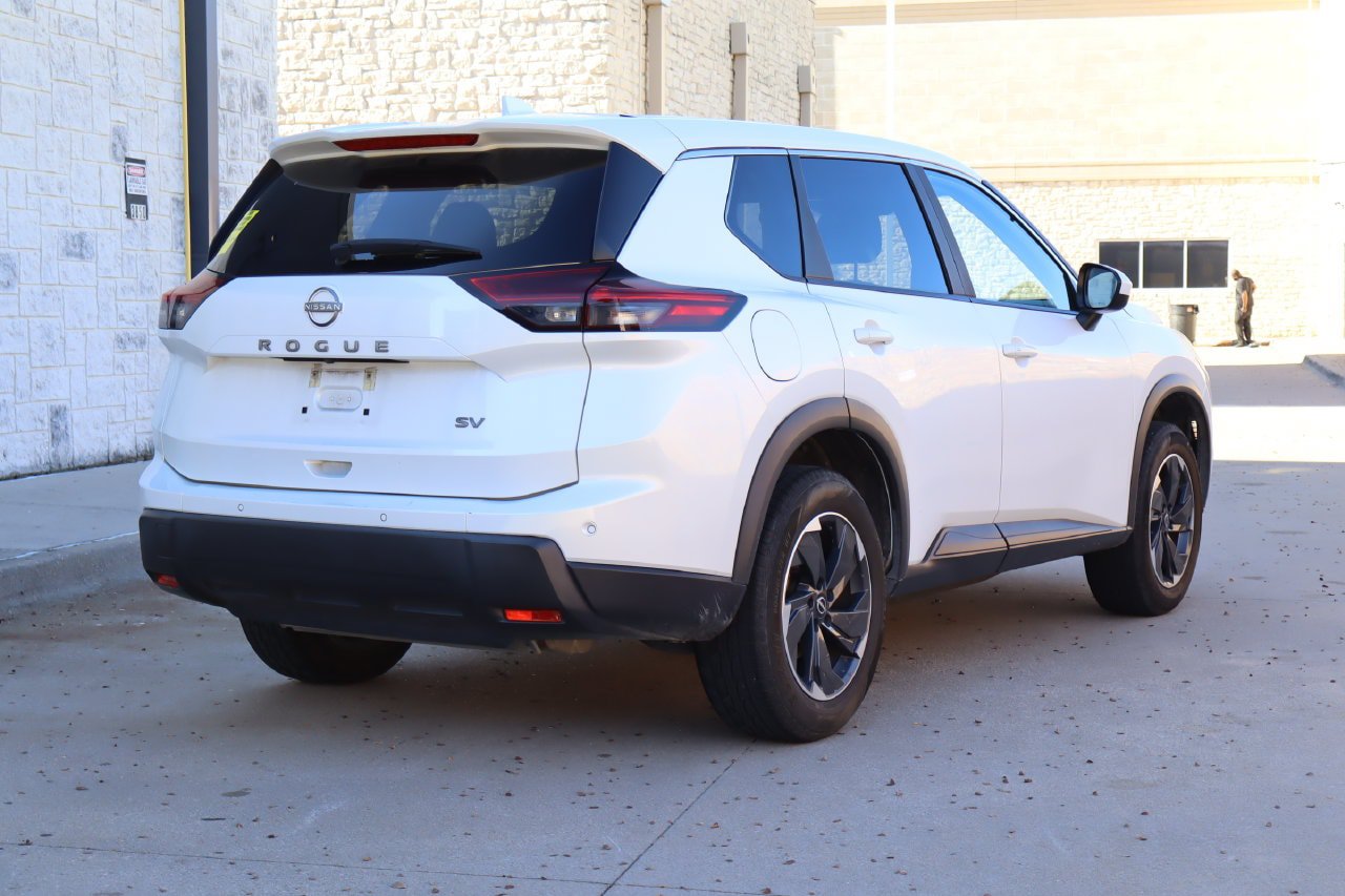 Used 2024 Nissan Rogue SV FWD image 3