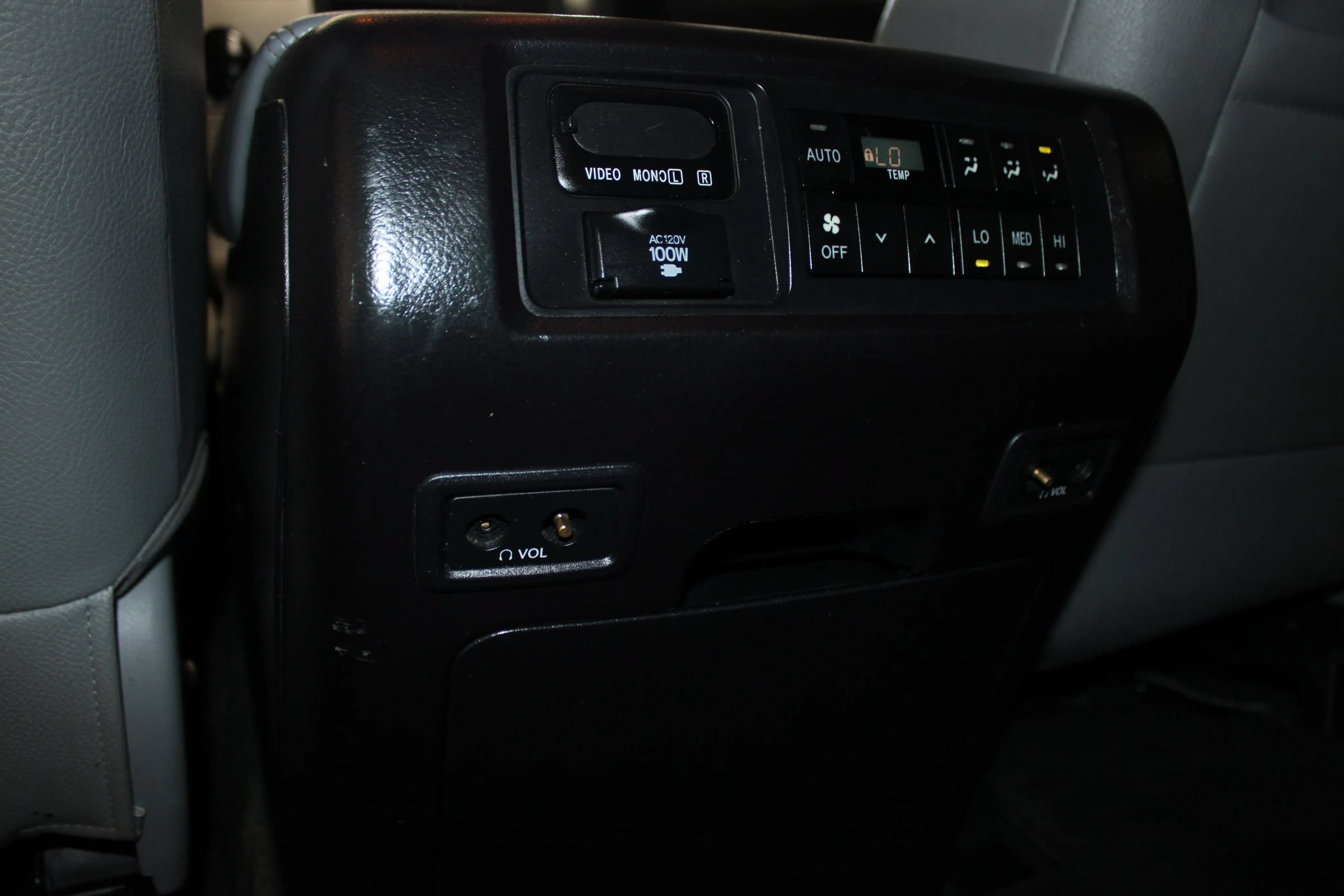 Used 2014 Toyota Sequoia Platinum RWD image 30