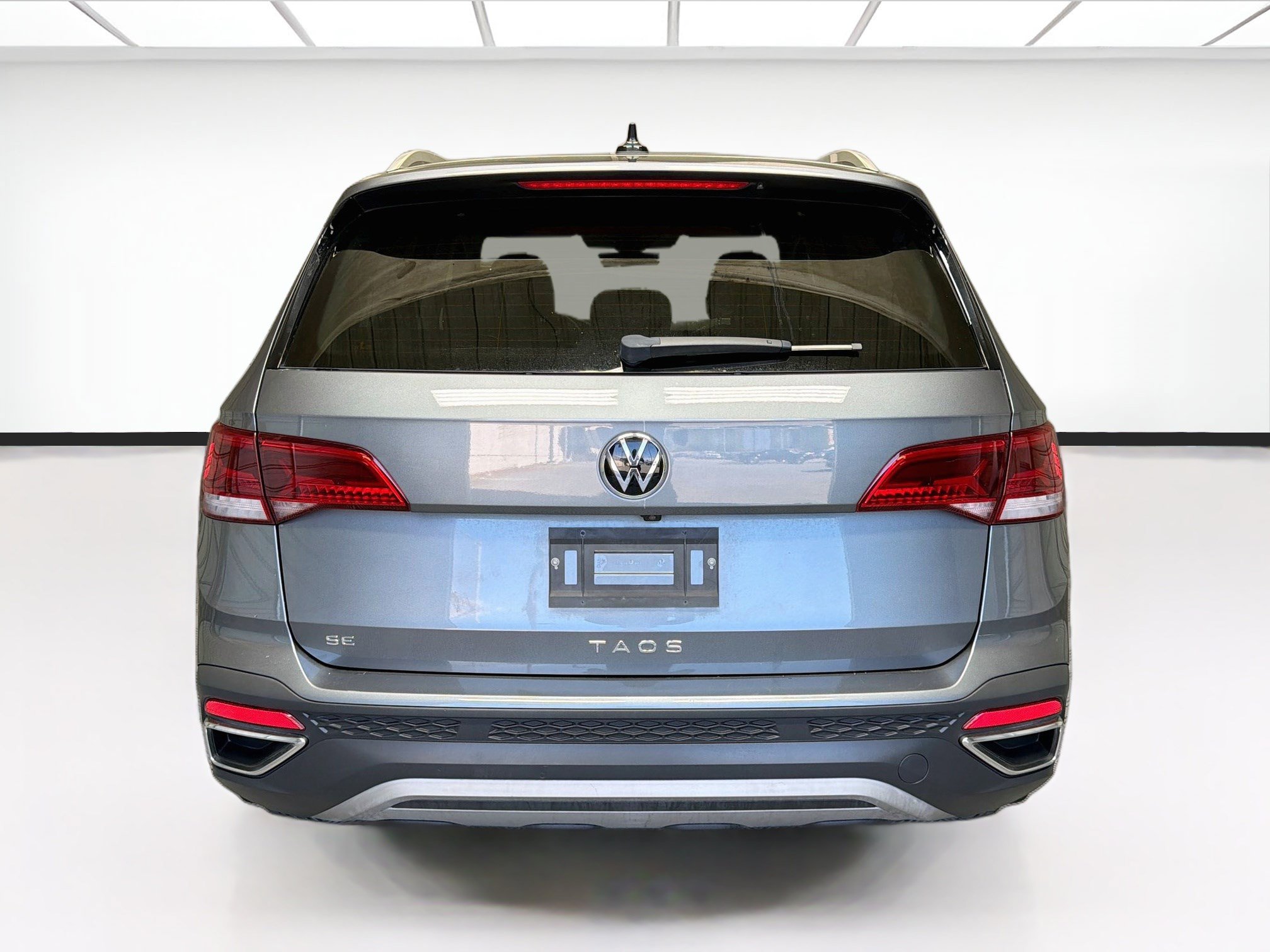 Used 2023 Volkswagen Taos SE w/ Panoramic Sunroof Package FWD image 5