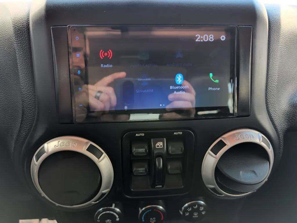 Used 2015 Jeep Wrangler Unlimited Sahara image 12