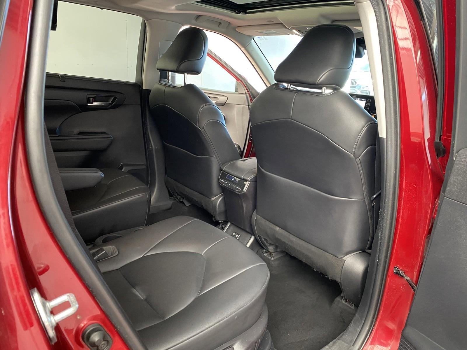 Used 2020 Toyota Highlander XLE AWD/4WD image 11