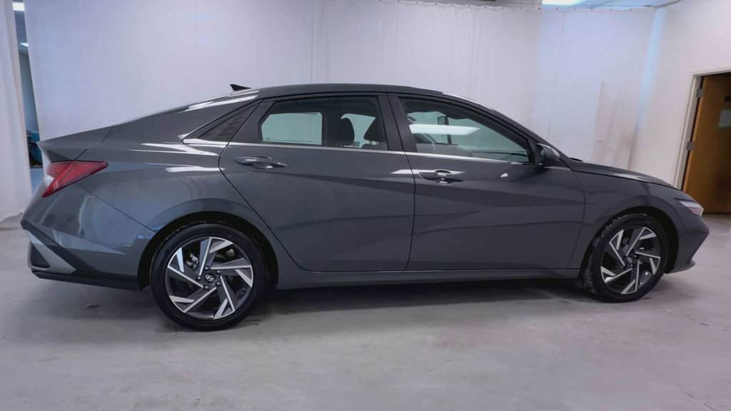 Used 2025 Hyundai Elantra SEL image 9