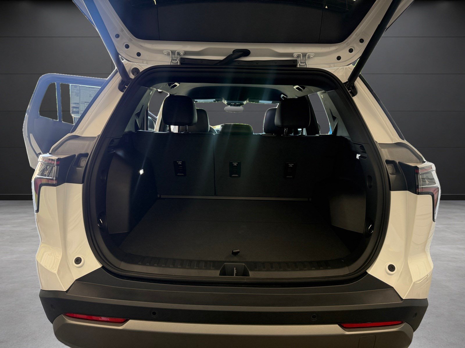 New 2027 Chevrolet Equinox LT w/ Convenience Package II FWD image 17