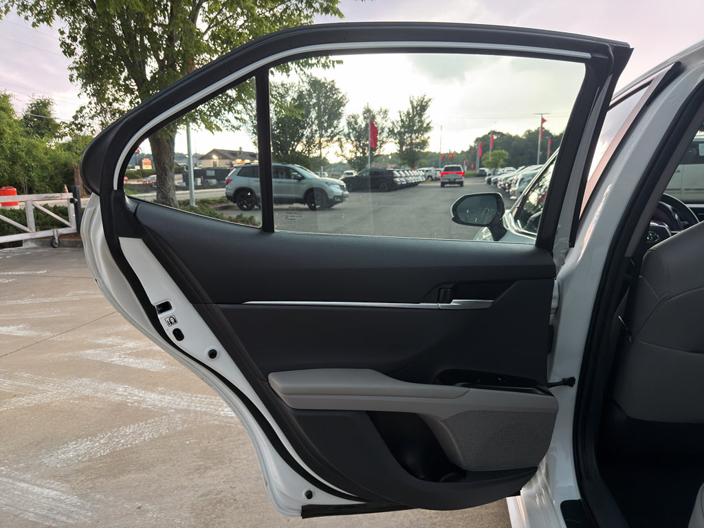 Used 2018 Toyota Camry SE FWD image 12