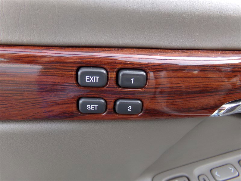 Used 2003 Cadillac De Ville Sedan w/ Comfort & Convenience Package image 70