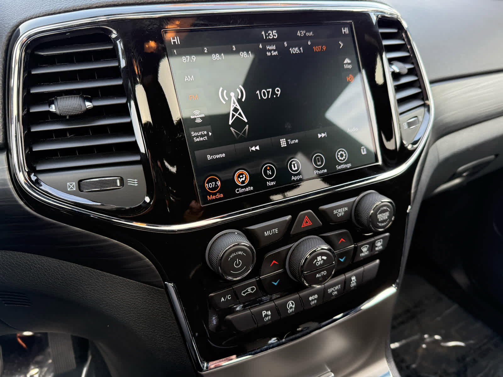 Used 2021 Jeep Grand Cherokee Laredo image 16