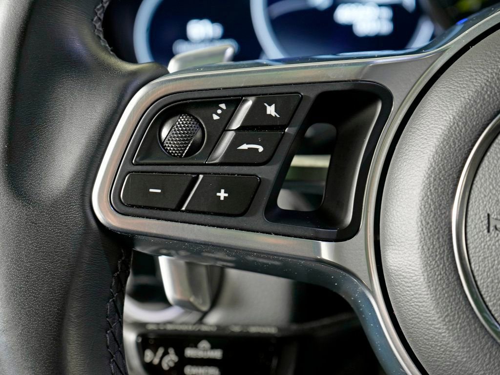 Certified 2022 Porsche Cayenne Platinum Edition image 23