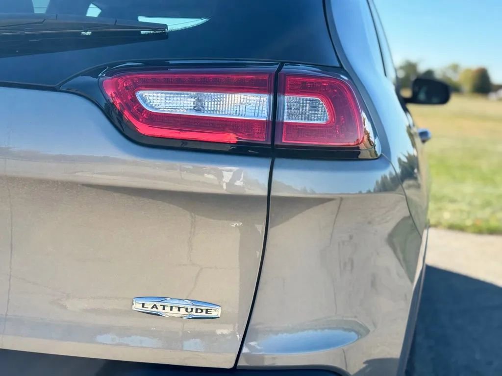 Used 2017 Jeep Cherokee Latitude w/ Cold Weather Group image 7