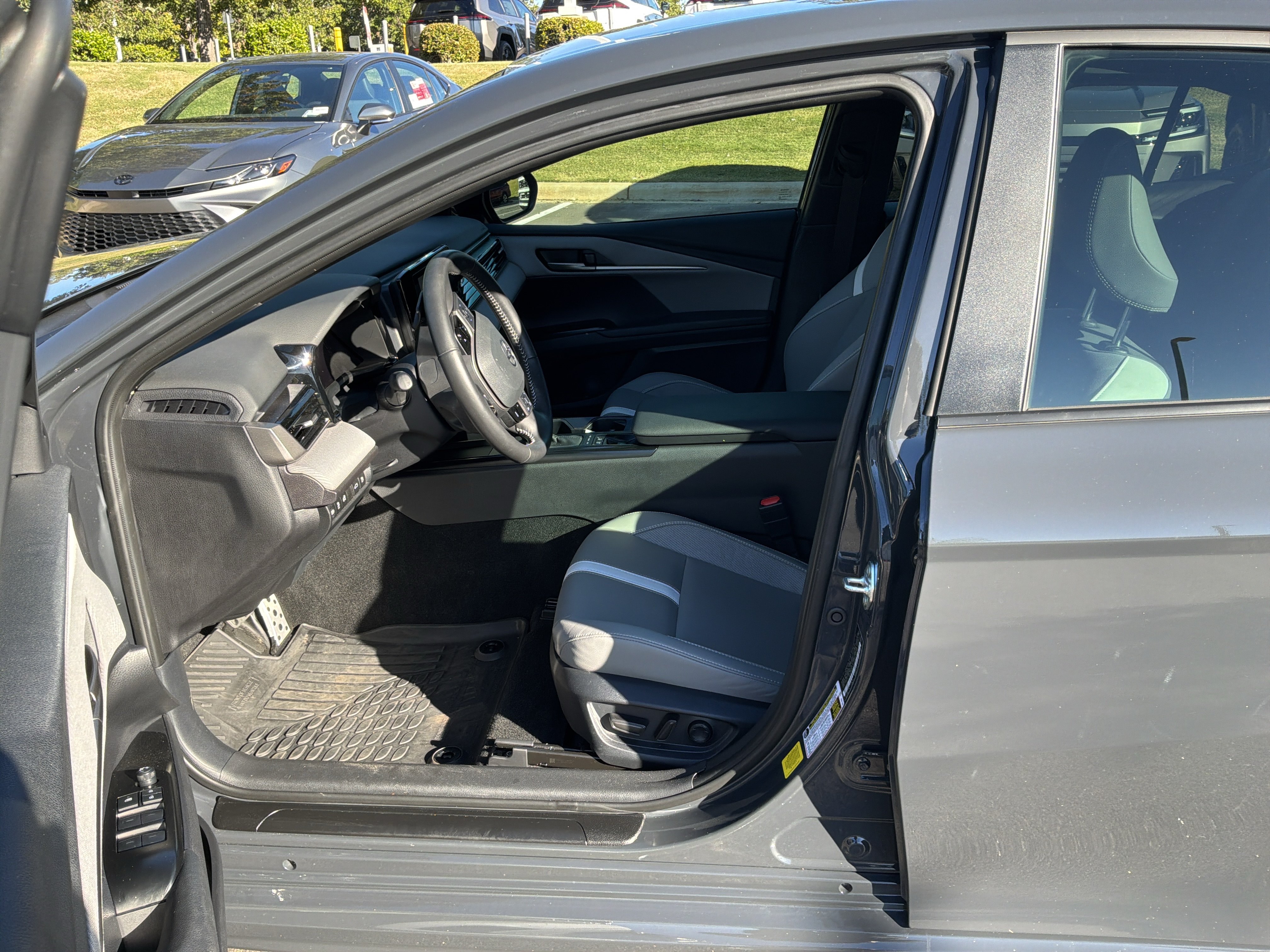 Used 2026 Toyota Camry SE FWD image 7