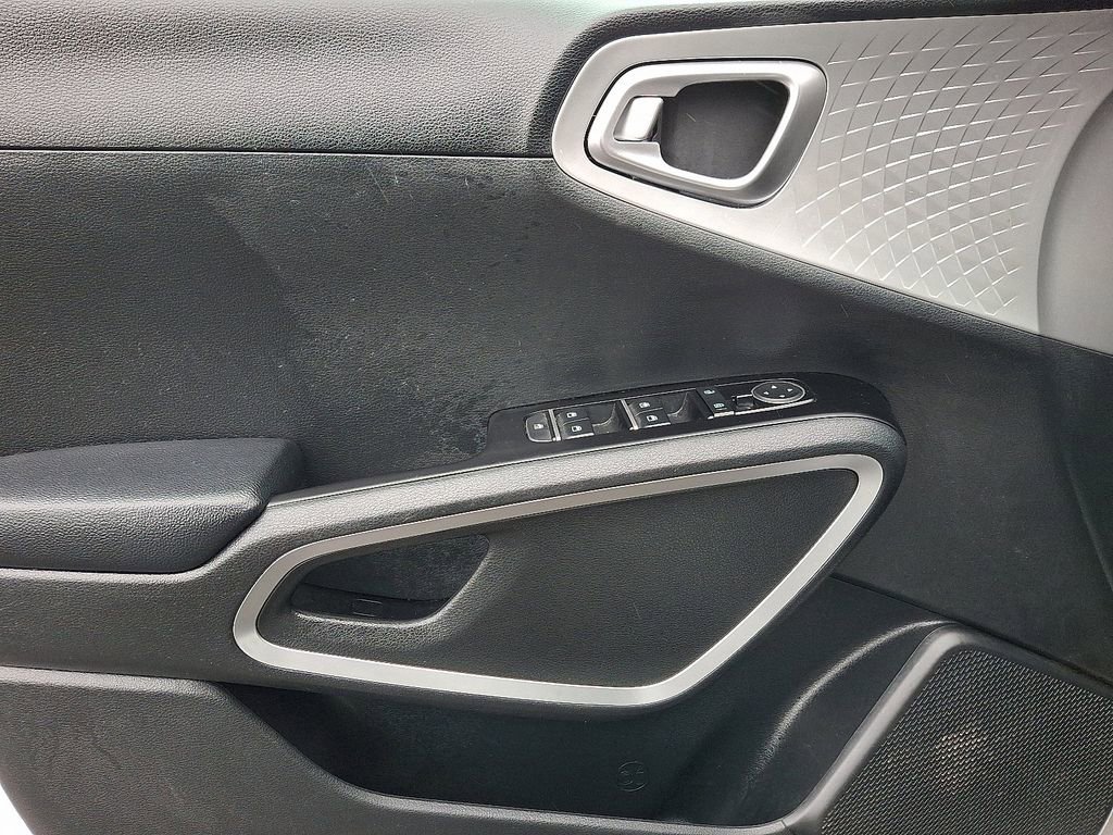Used 2023 Kia Soul LX image 13