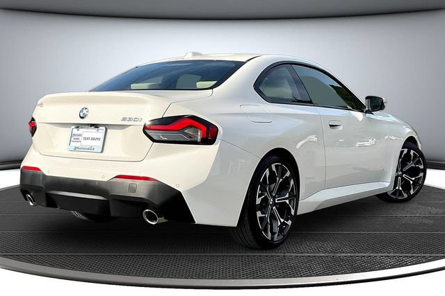 Used 2025 BMW 230i Coupe w/ M Sport Package RWD image 5