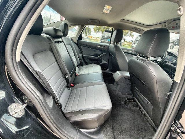 Used 2025 Volkswagen Jetta SE FWD image 25