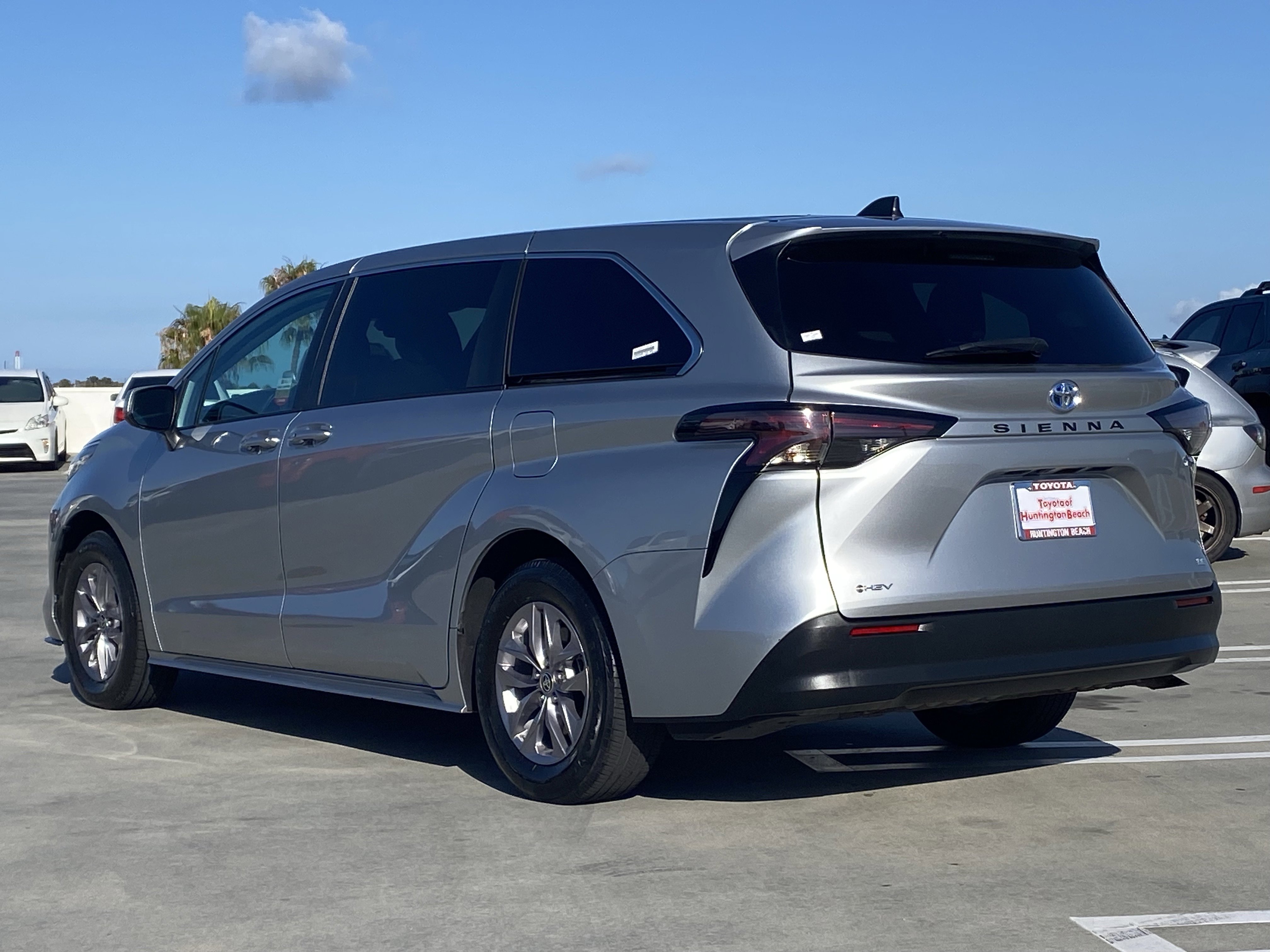 Certified 2025 Toyota Sienna LE FWD image 5