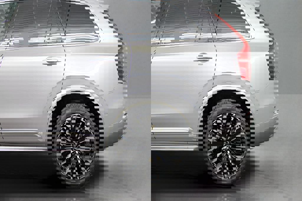 New 2026 Volvo XC90 B5 Plus w/ Protection Package Premier image 33