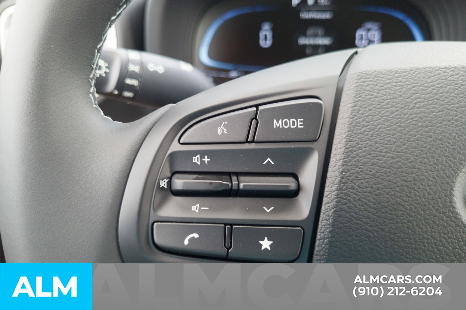 Certified 2025 Hyundai Venue SEL image 28