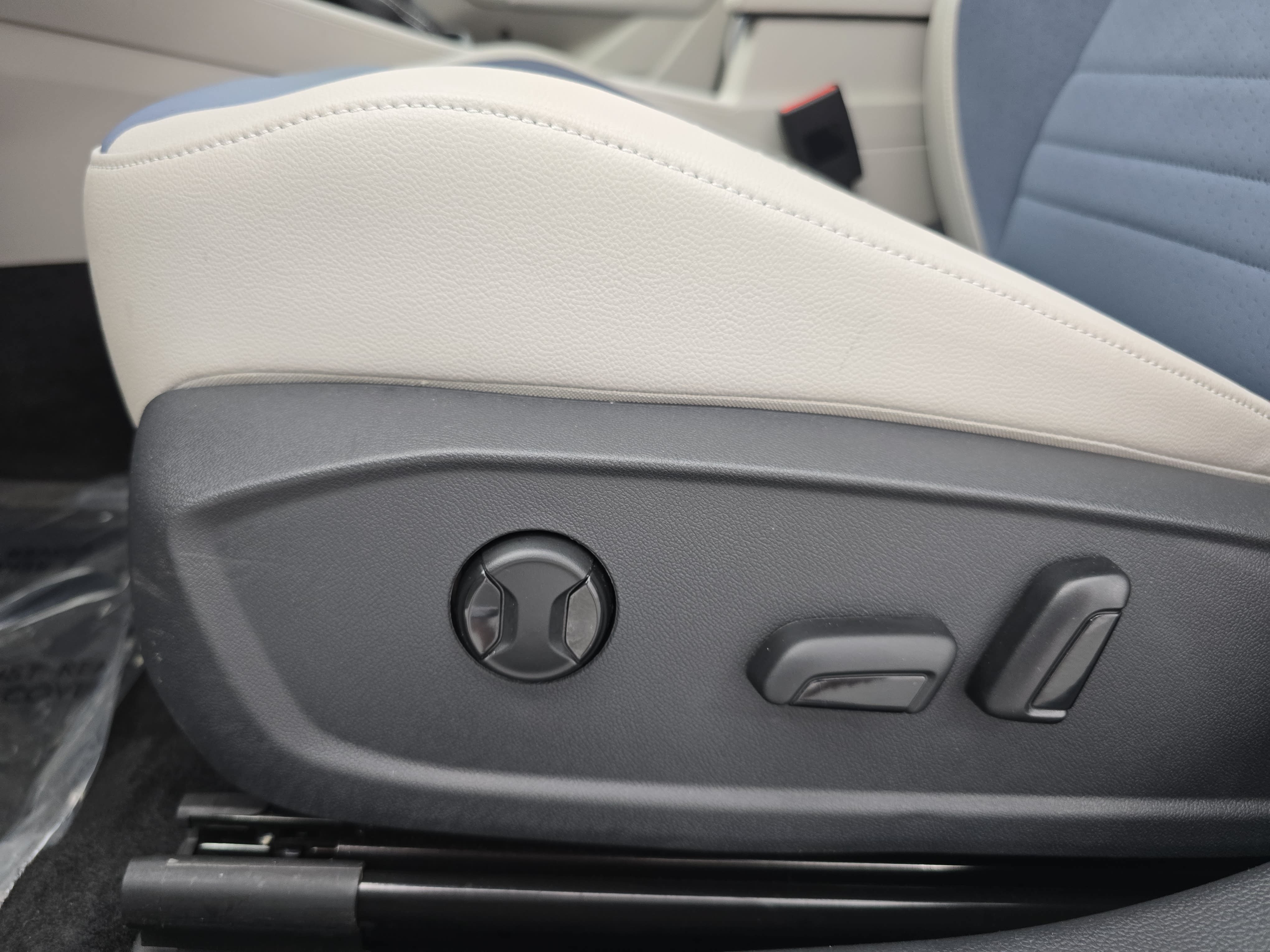 Certified 2025 Volkswagen Jetta SE w/ Sunroof Package FWD image 28