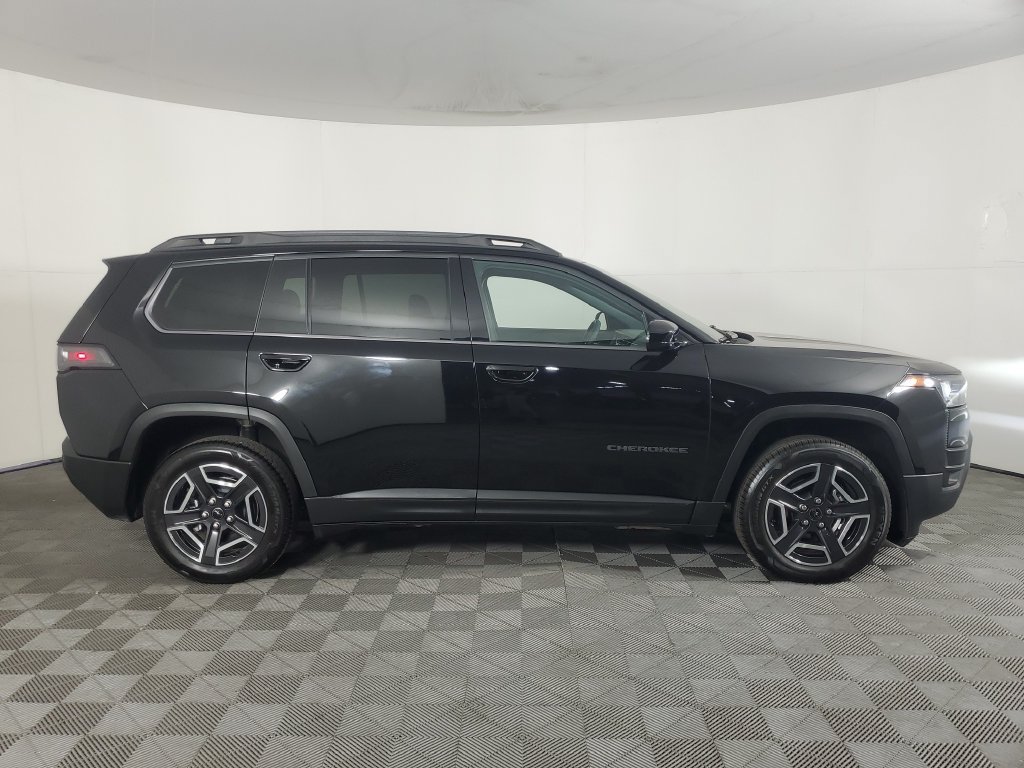 Used 2026 Jeep Cherokee Laredo AWD/4WD image 3