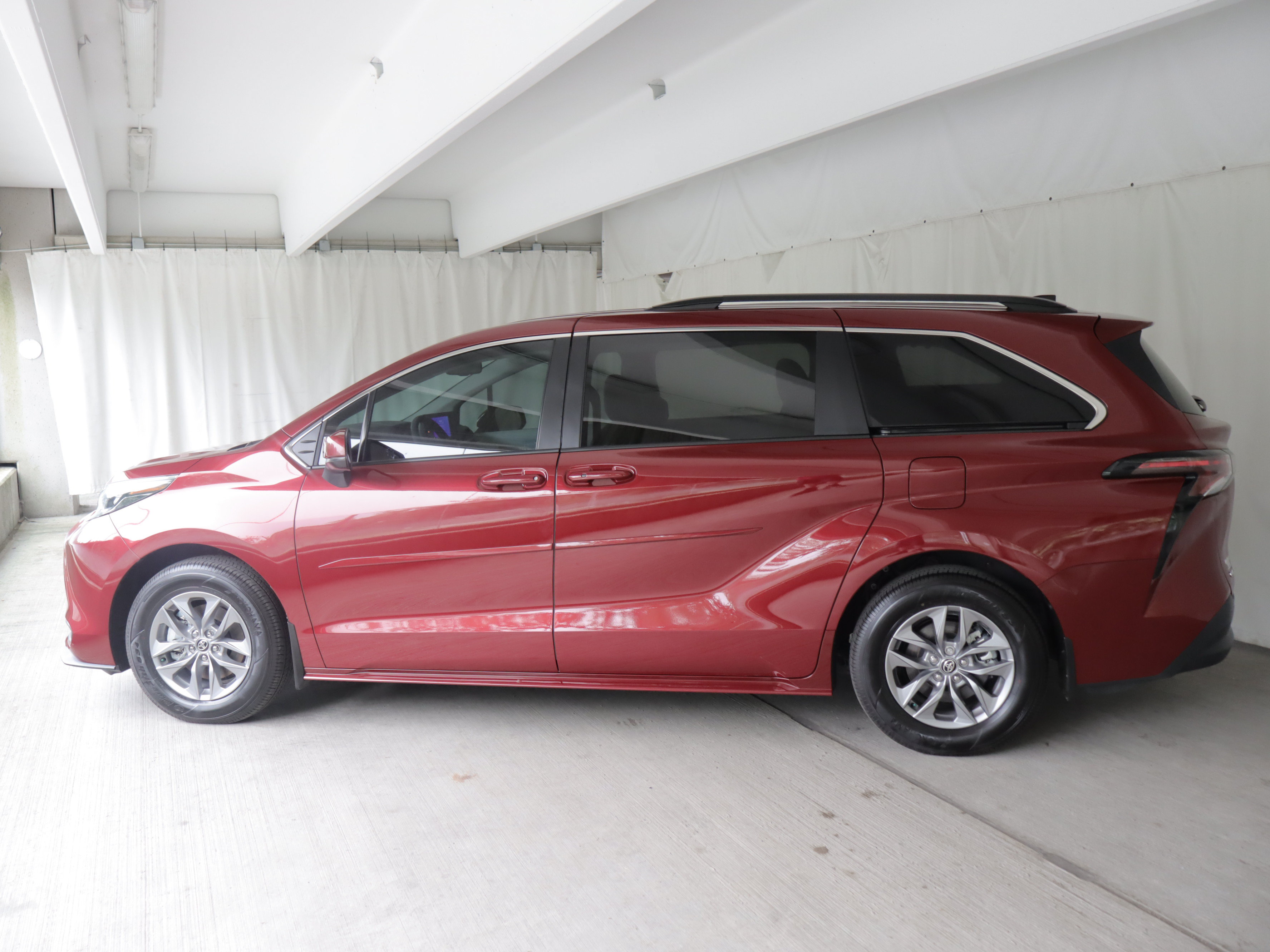 Used 2026 Toyota Sienna LE FWD image 23