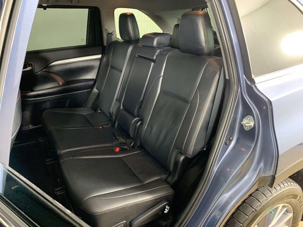 Used 2019 Toyota Highlander XLE AWD/4WD image 32