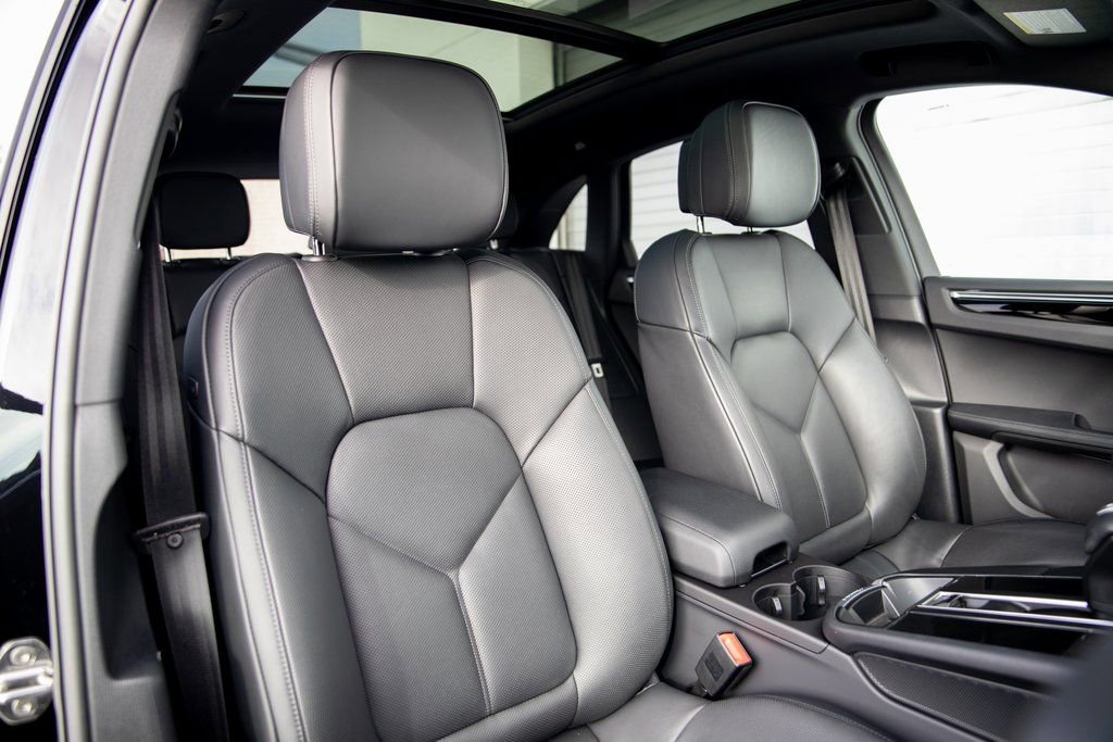 Certified 2025 Porsche Macan image 18