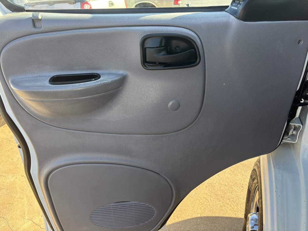 Used 2000 Dodge B3500 image 17