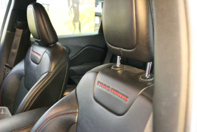 Used 2020 Jeep Cherokee Trailhawk w/ Comfort & Convenience Group image 18