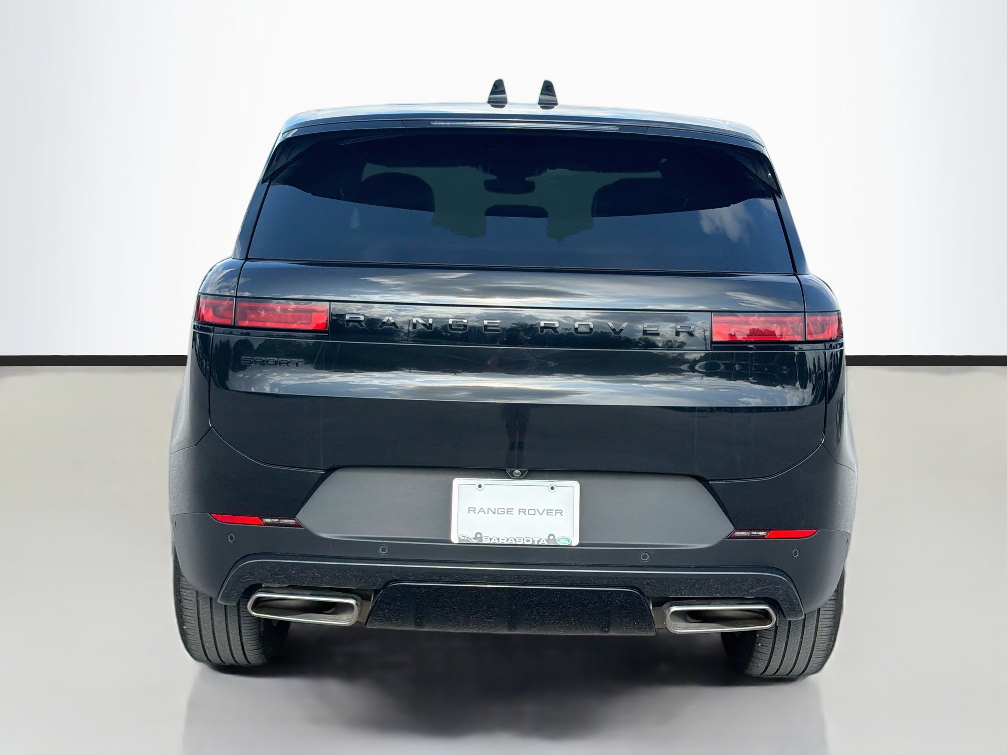 Used 2025 Land Rover Range Rover Sport SE AWD/4WD image 4
