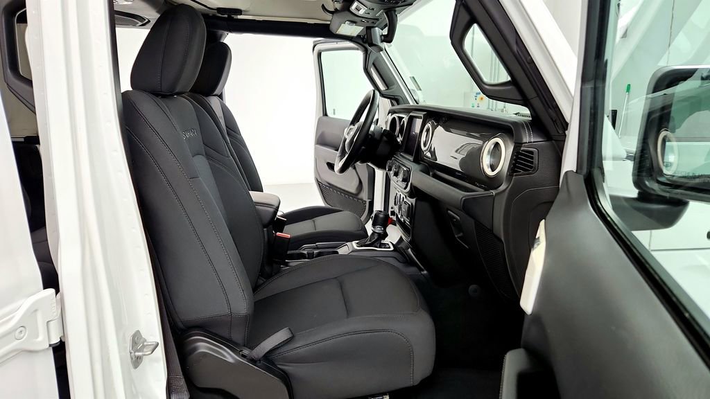 Used 2022 Jeep Wrangler Unlimited Sahara w/ Cold Weather Group AWD/4WD image 15