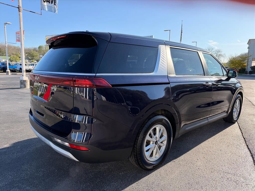 Used 2023 Kia Carnival LX FWD image 4